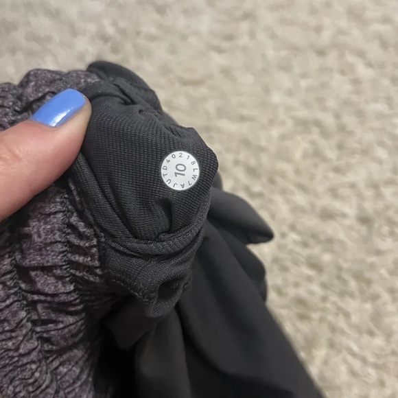 Lululemon Hotty Hot Short 2.5" size 10 - Picture 6 of 6